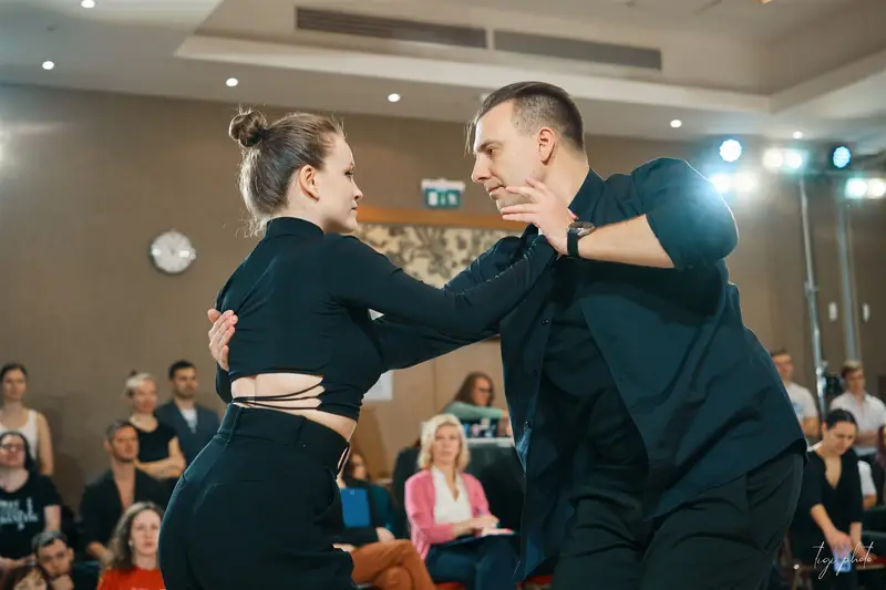 Пара танцует West Coast Swing на соревновании